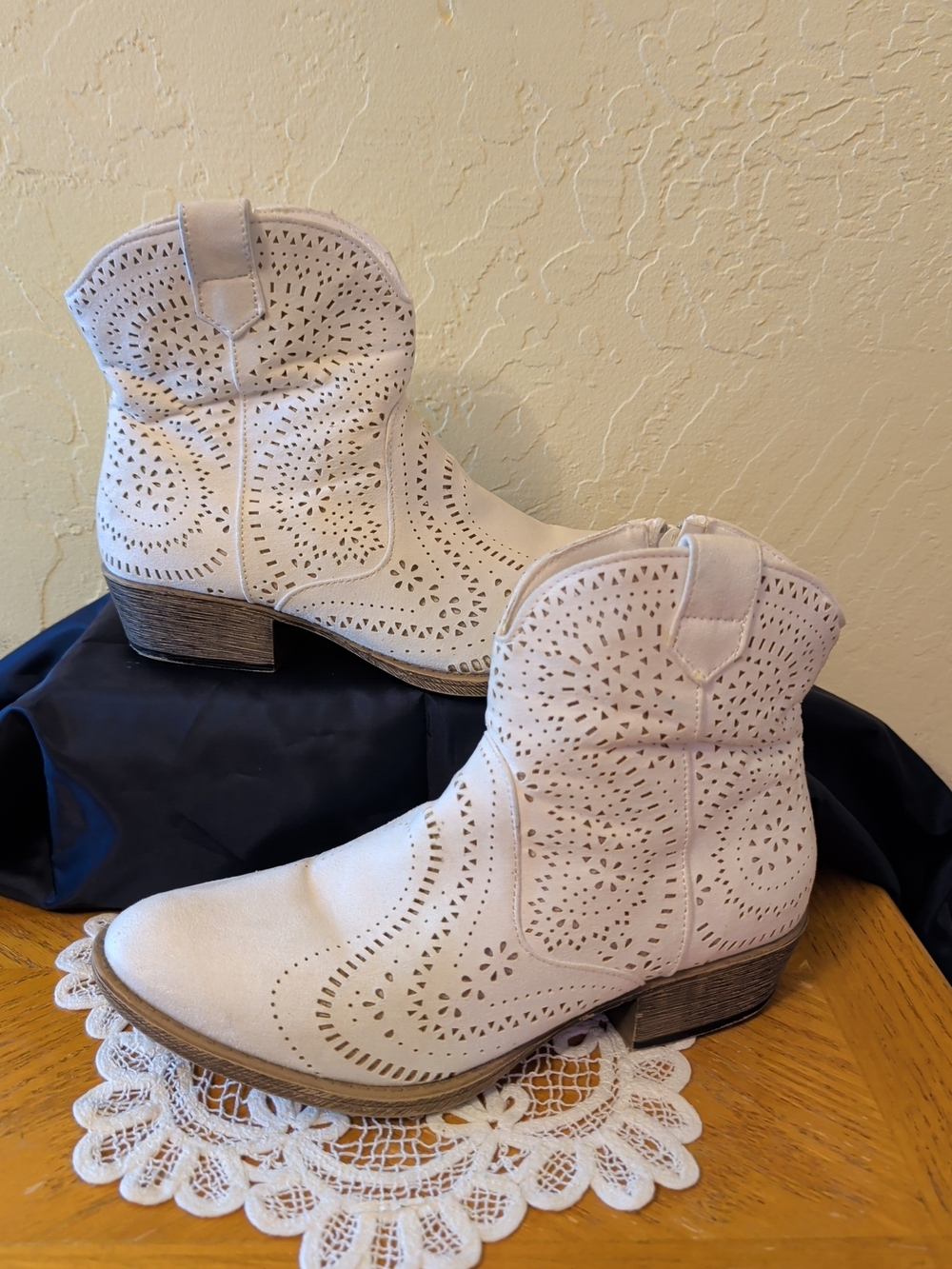 Very G Women White Ankle Cowboy Boots Size 8.6
